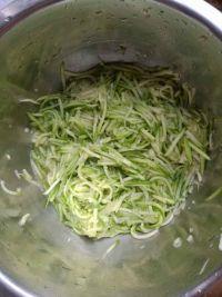 西葫芦泡菜饼的做法步骤2