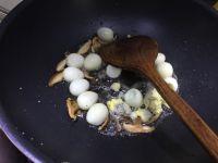 虎皮鸟蛋酱烩墨鱼的做法步骤3